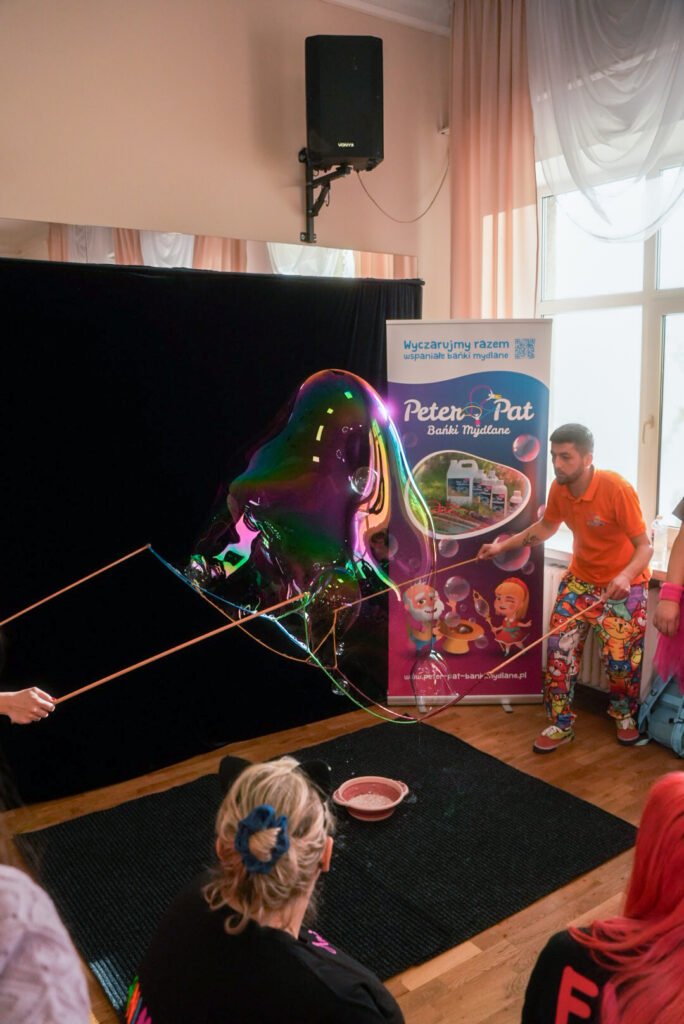 Rozmowa o bańkach mydlanych jako narzędziu edukacyjnym i terapeutycznym dla animatorów. Praca z płynem Peter Pat
